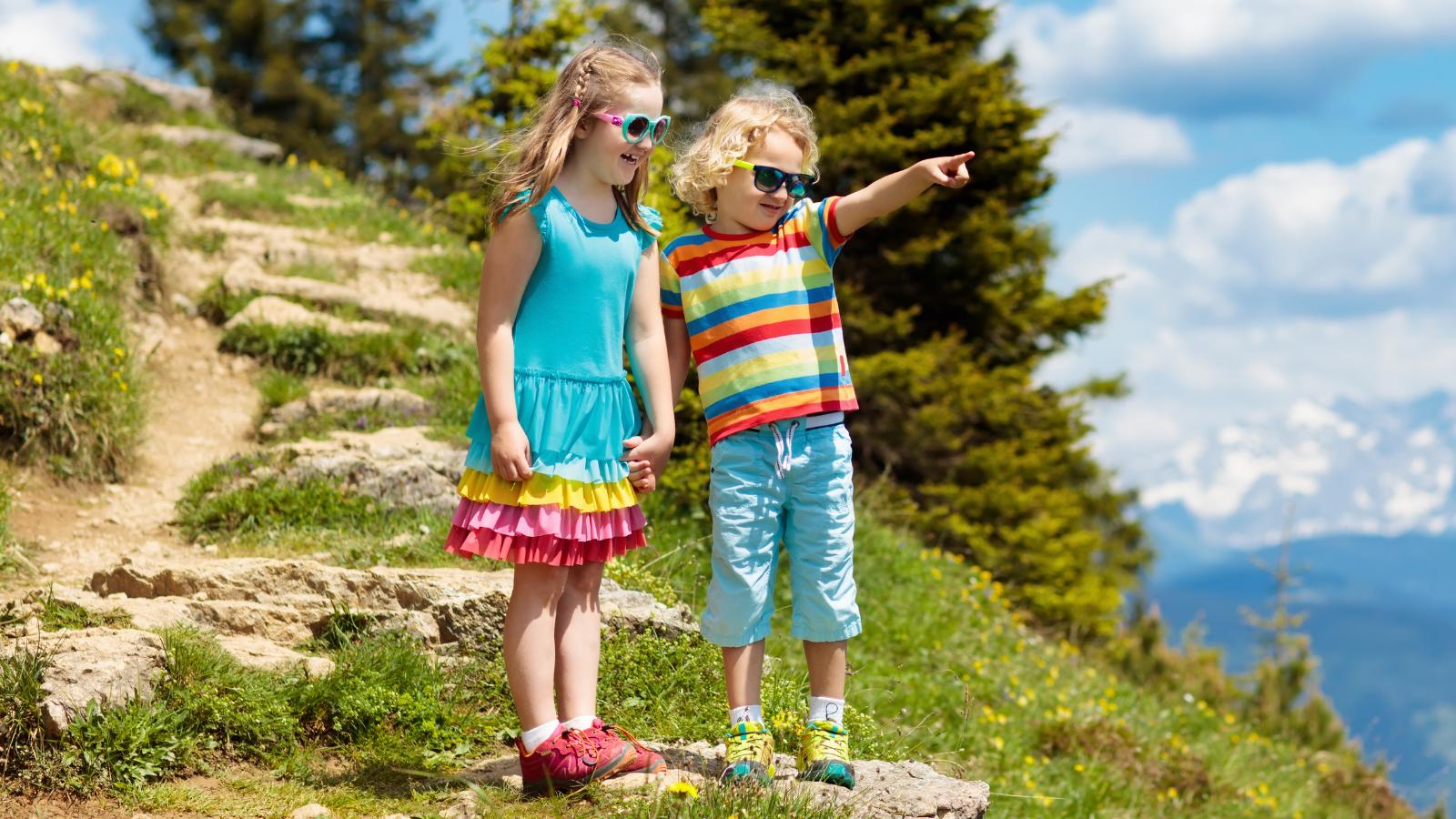 Děti v celoročních dětských botách při venkovní procházce v přírodě