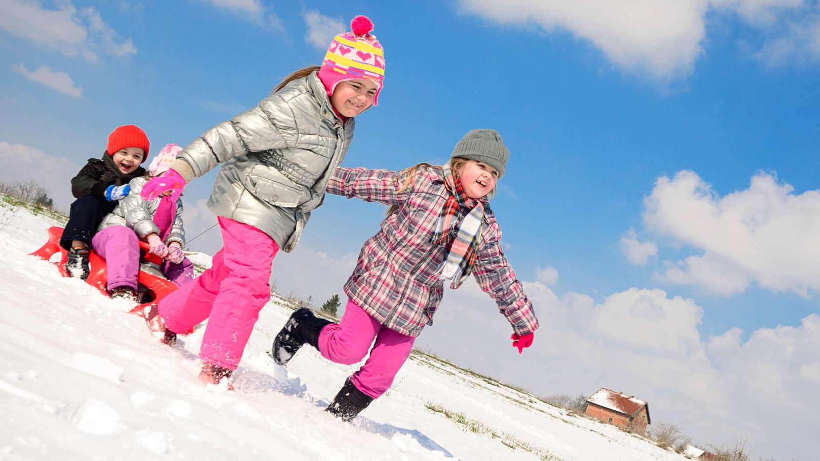 Děti ve sněhu v dětských sněhulích při zimních hrách